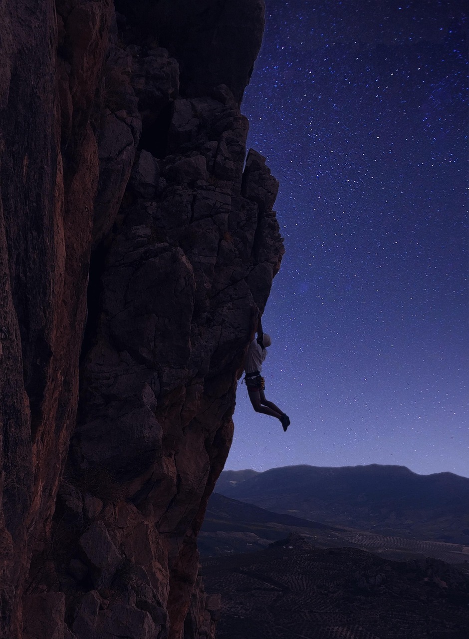 découvrez l'univers de l'escalade : techniques, conseils pour débutants et passionnés, équipements indispensables et spots incontournables pour grimper en toute sécurité.