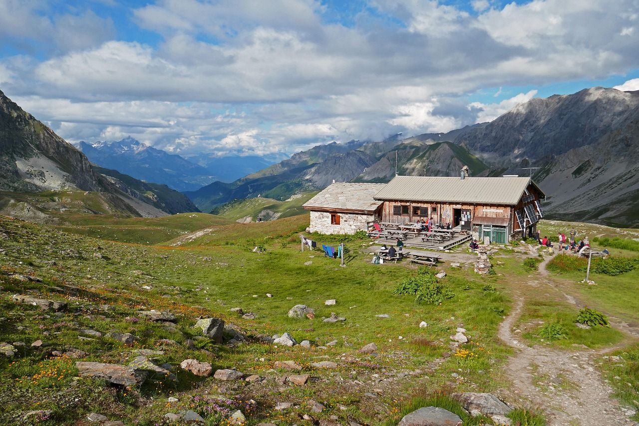 découvrez une expérience unique de refuge isolé, idéale pour se ressourcer en pleine nature, loin de l'agitation urbaine. profitez d'un séjour authentique et paisible dans un cadre préservé.