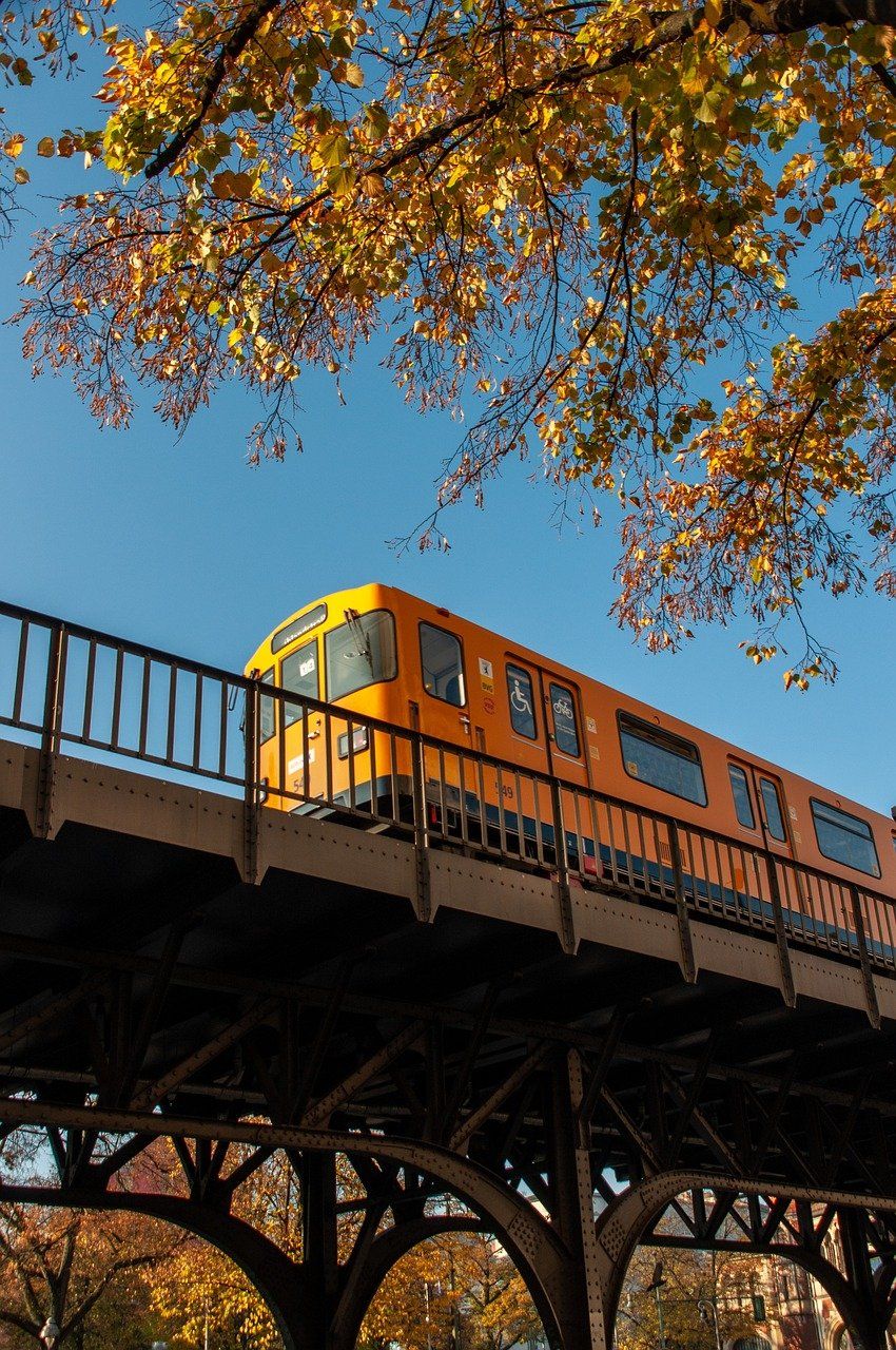 Pourquoi le train jaune est-il incontournable pour découvrir la région ?