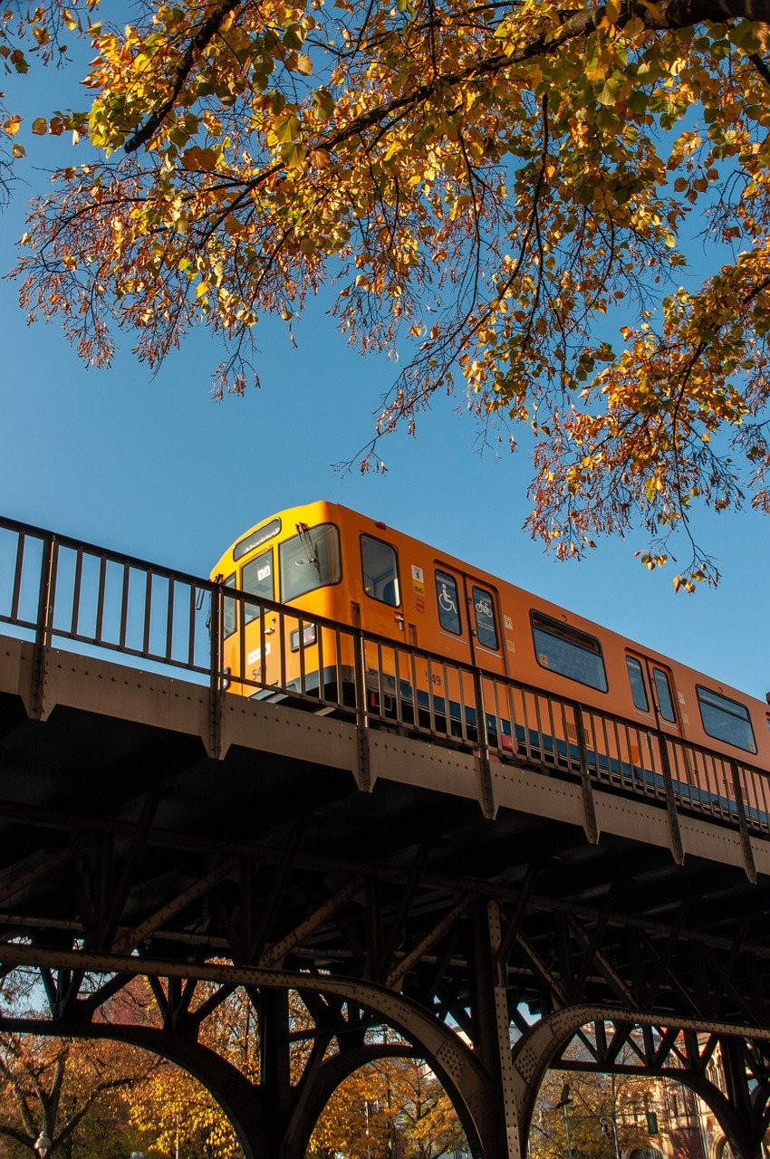 Pourquoi le train jaune est-il incontournable pour découvrir la région ?