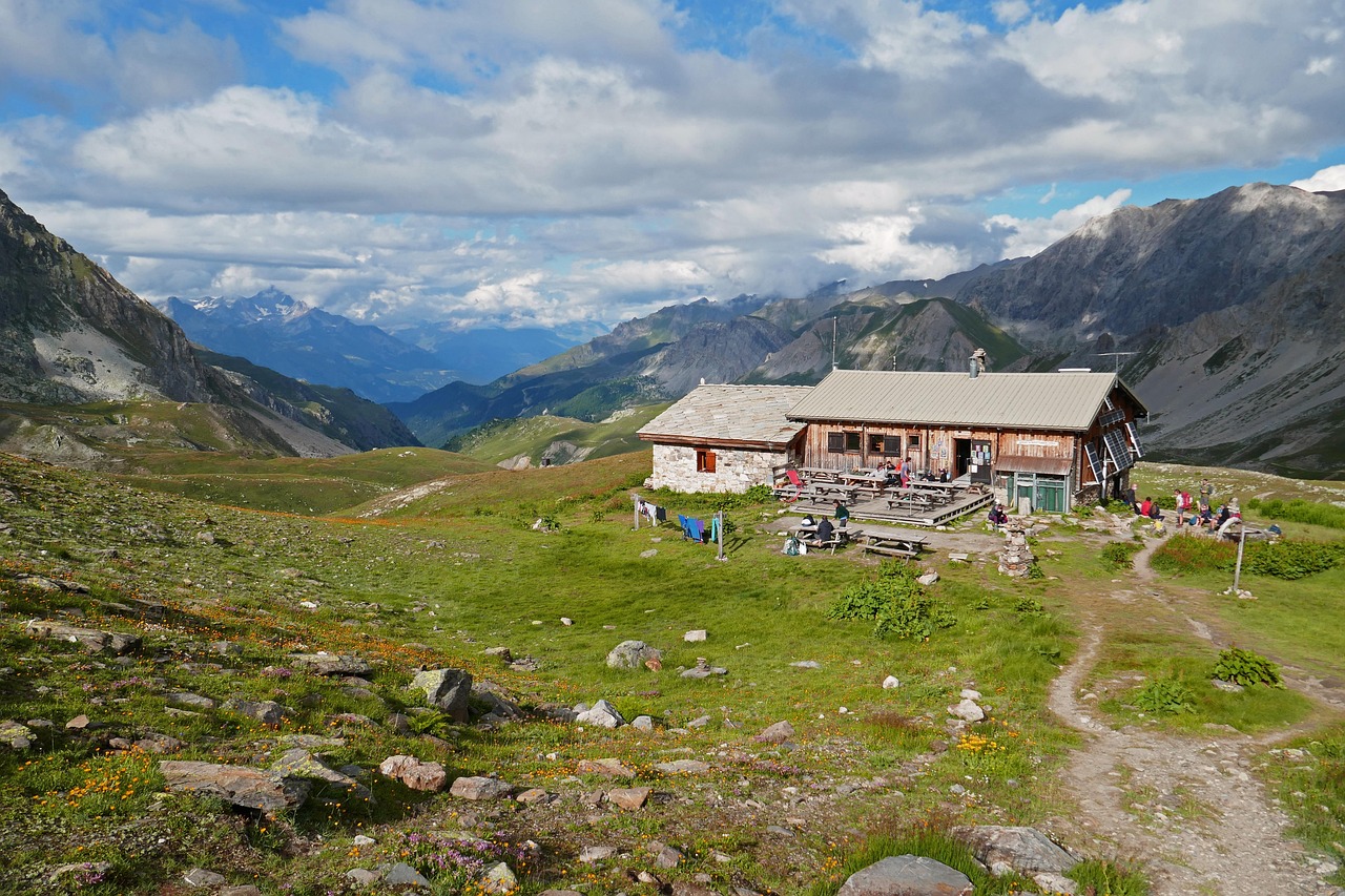 découvrez une expérience unique de refuge isolé, idéale pour se ressourcer en pleine nature, loin de l'agitation urbaine. profitez d'un séjour authentique et paisible dans un cadre préservé.