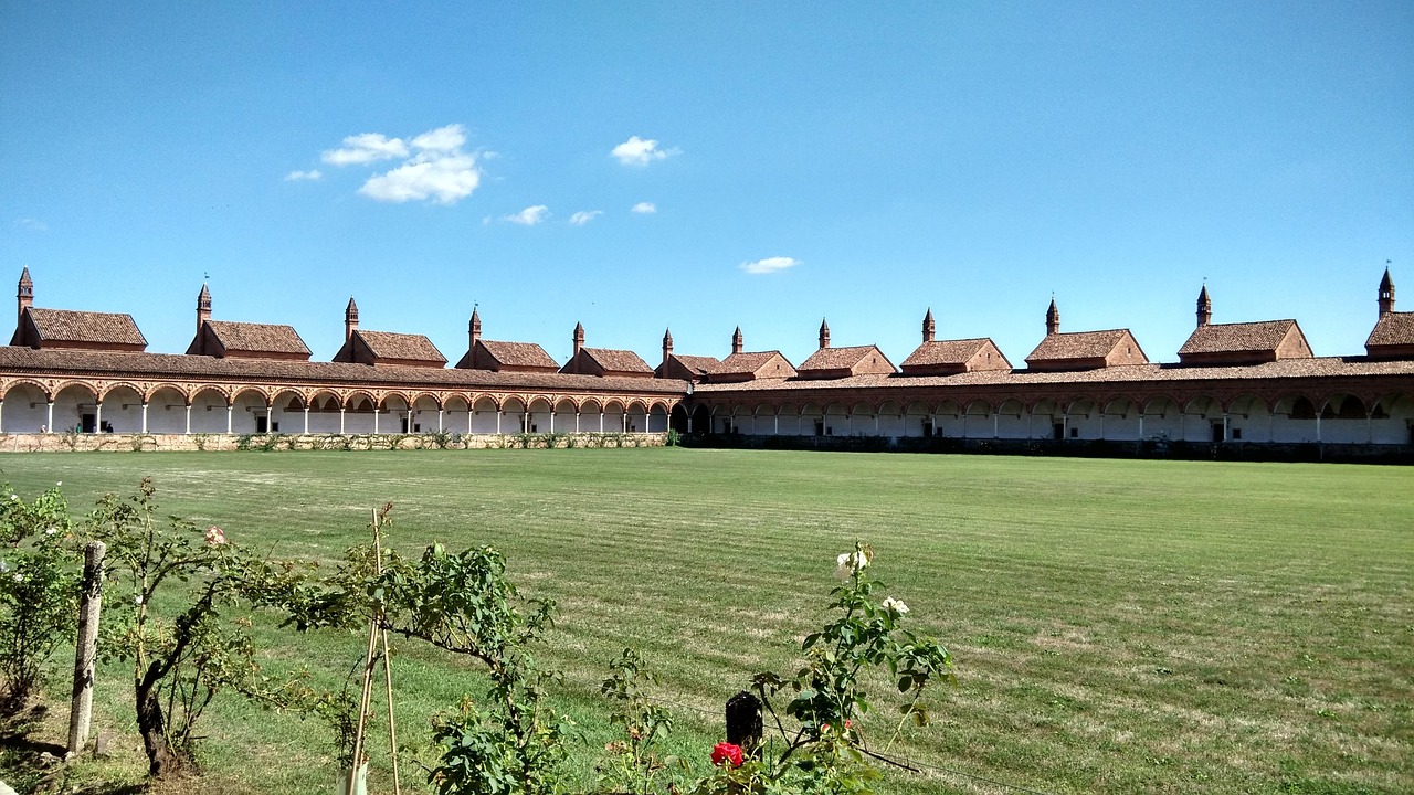 découvrez des hébergements uniques alliant confort et originalité pour un séjour inoubliable. trouvez votre refuge parfait parmi nos offres exclusives.